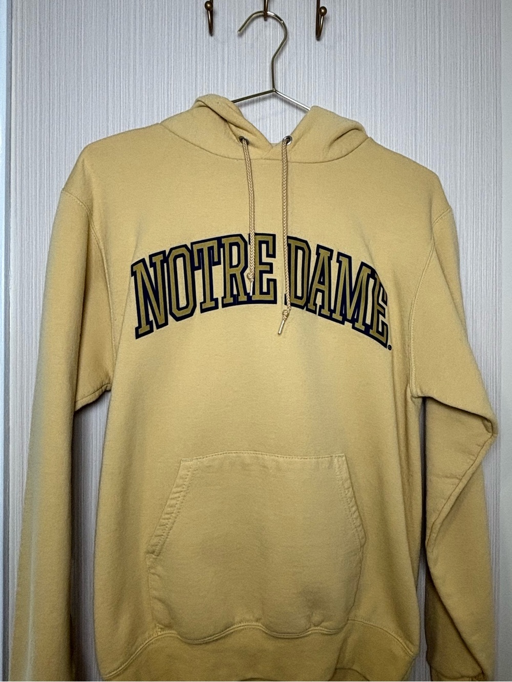 Men’s Notre Dame fighting Irish gold size small sweatshirt
